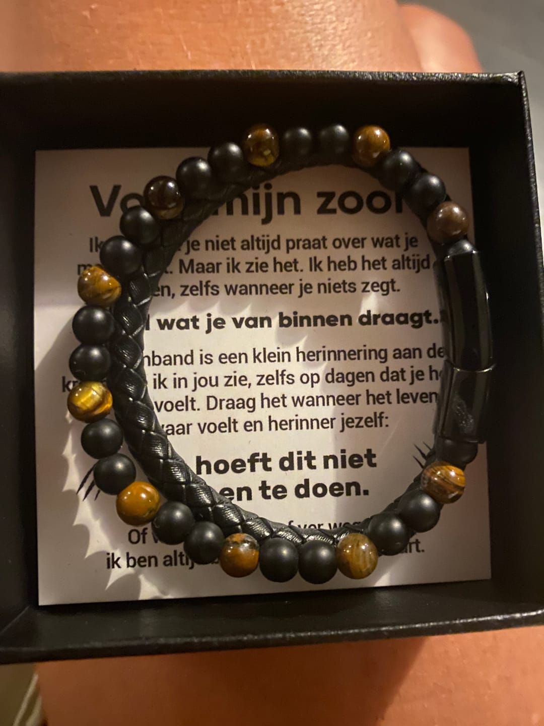 Customer photo review of Schild voor mijn zoon – Tijgeroogarmband