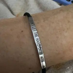 Customer photo review of Pulseira "Não deixe os dias difíceis vencerem"
