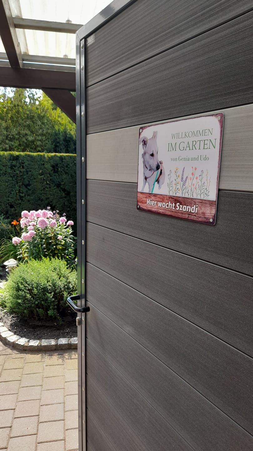 Customer photo review of Hunde-Türschild mit Foto & Wunschtext (UV- UND WETTERFEST) - Angebot beim Kauf eines 2. Schildes