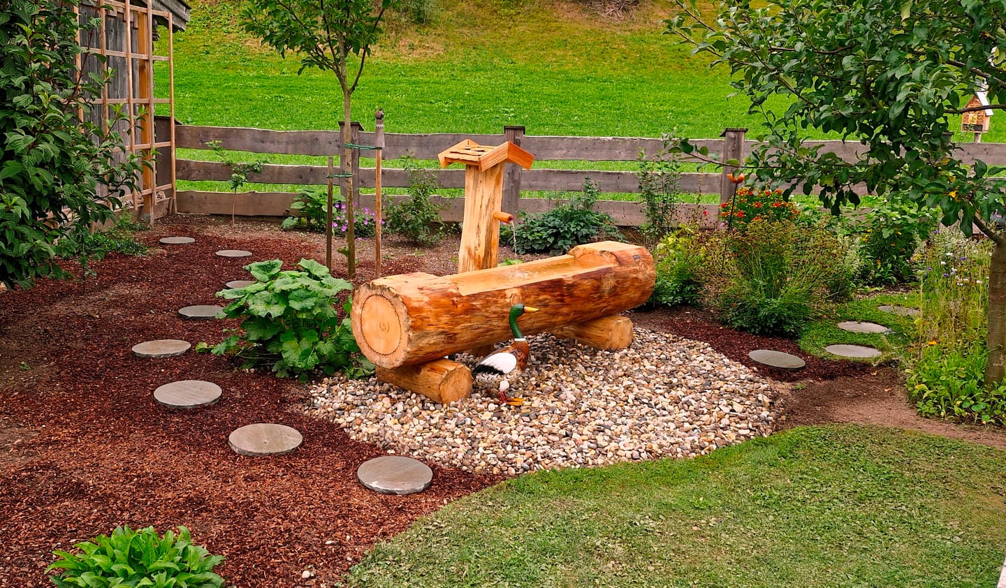 Customer photo review of Holzbrunnen ,,Schliersberg" Brunnentrog Ränder abgeflacht aus Tannenholz