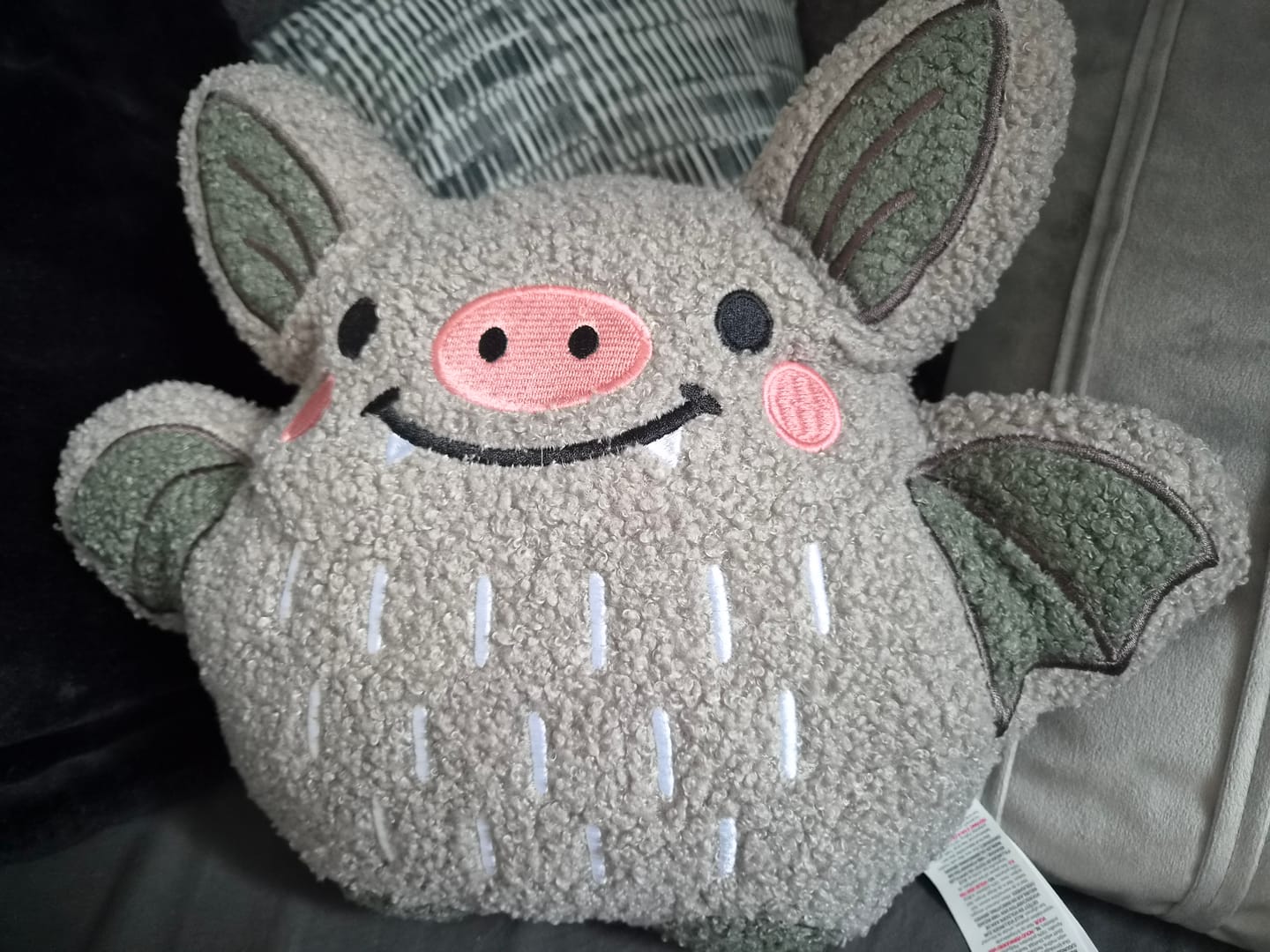 Customer photo review of Fledermaus Kissen Bouclé – Kuscheliges Dekokissen für spooky Stimmung