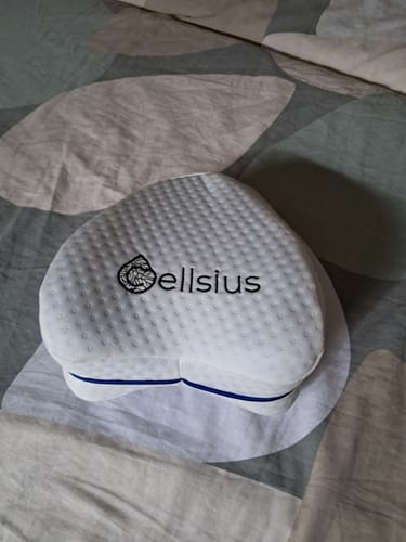 Customer's white orthopédique genoux Cellsius en forme de cœur avec une ligne bleue sur un drap imprimé