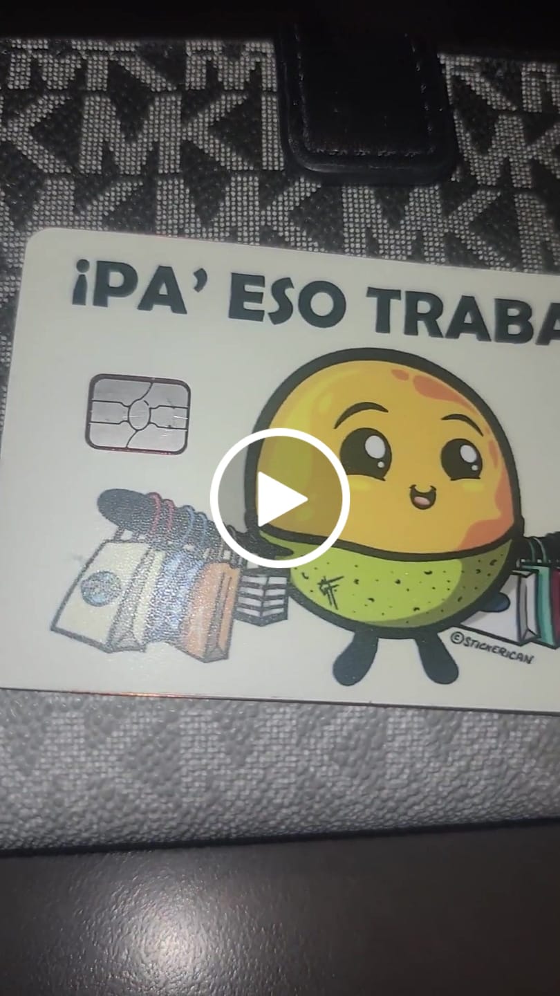 Customer video review of Pa’ Eso Trabajo - Sticker para Tarjeta de Crédito