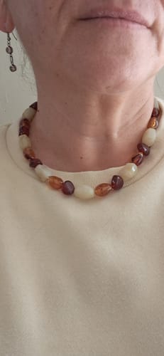 Customer's Collar Piedras Transparentes Resina with irregular stones worn around the neck.