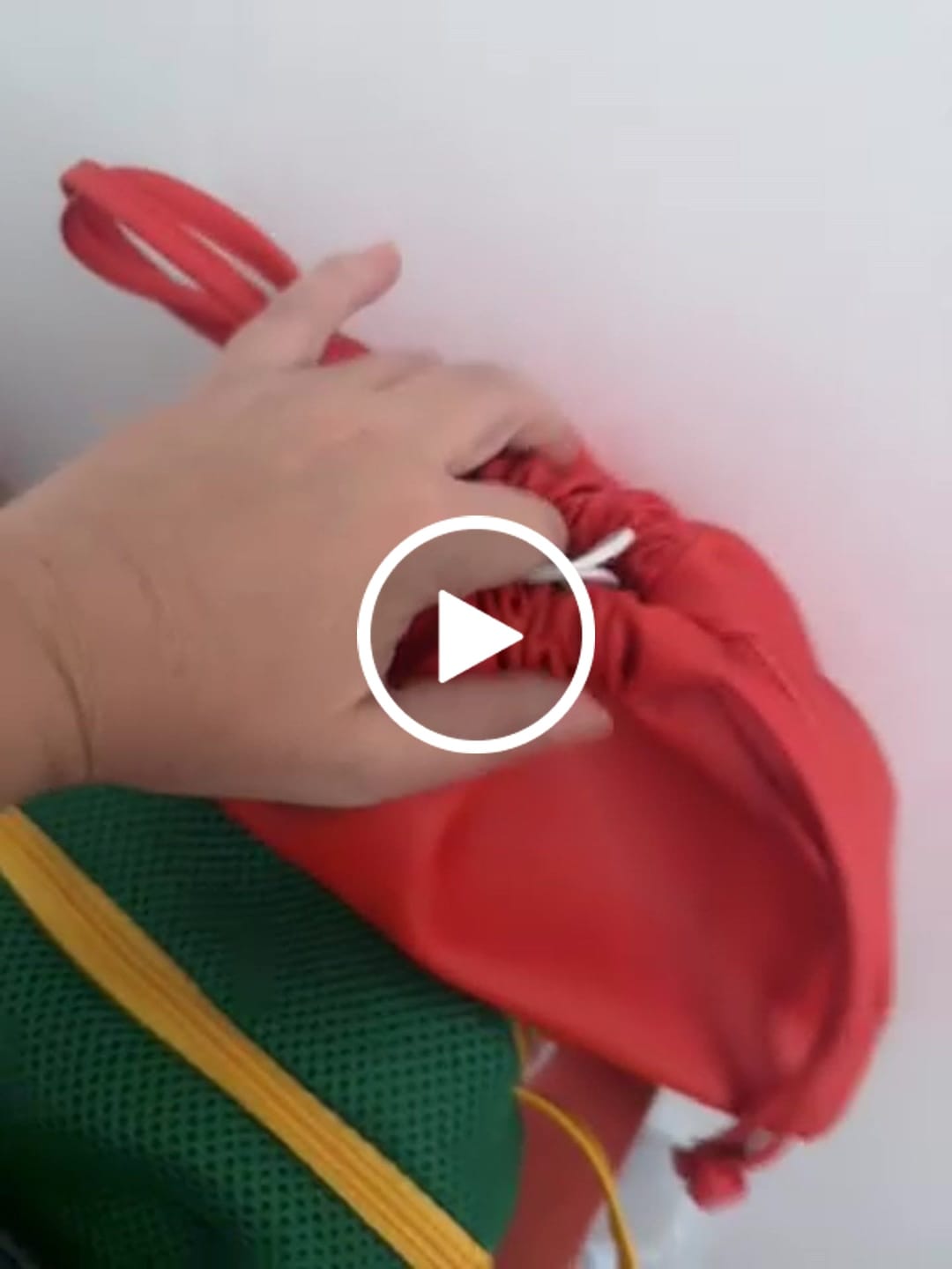 Customer video review of clutch vermelha grande