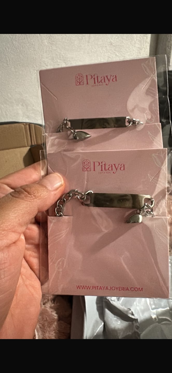 Customer photo review of Pulseras de Pareja Together con Imán Personalizada