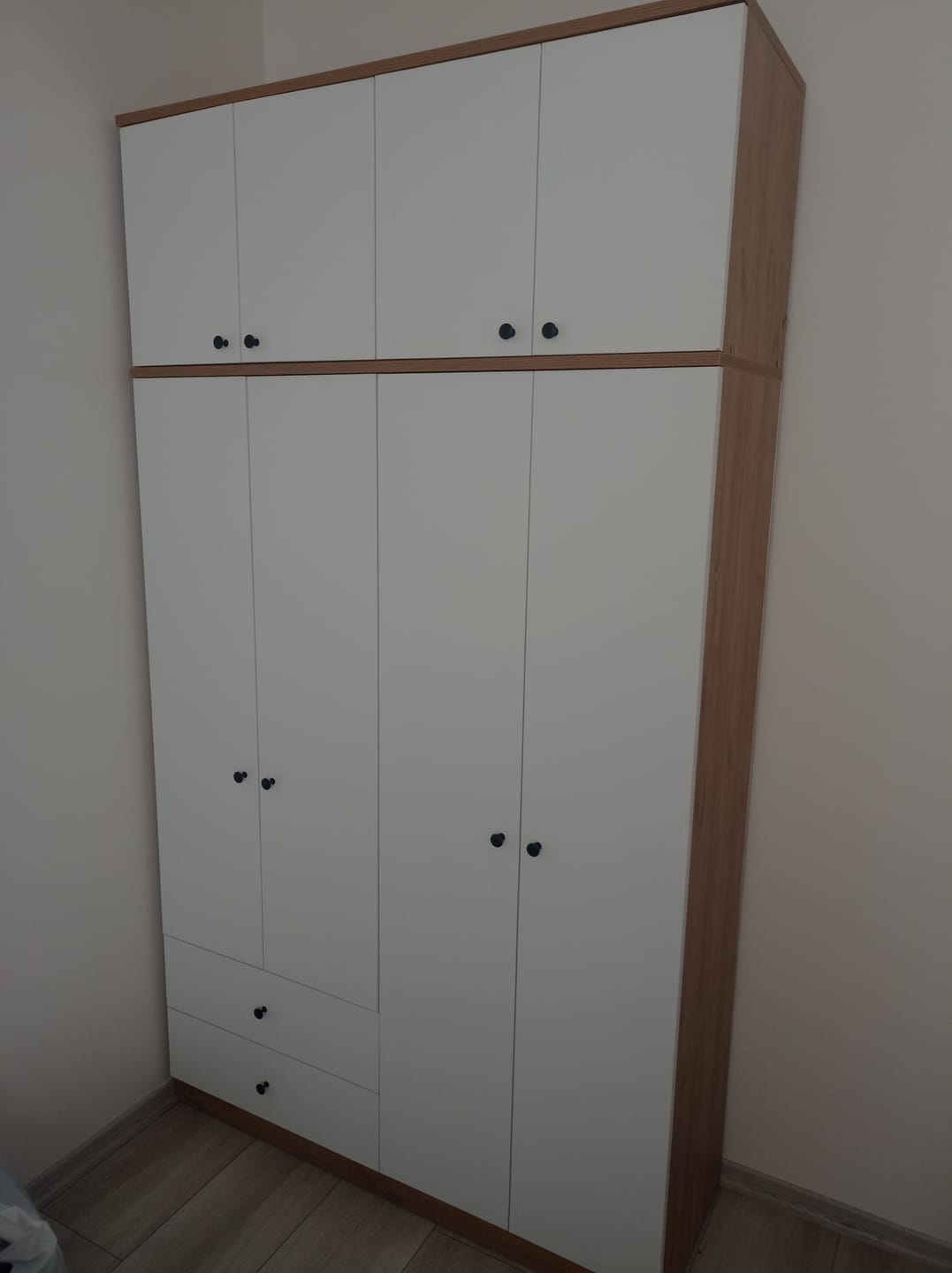 Customer photo review of Rani BA121 Geniş Gardırop Elbise Dolabı 8 Kapaklı 2 Çekmeceli 1 Raflı 2 Askılı Sepet Ceviz - Beyaz