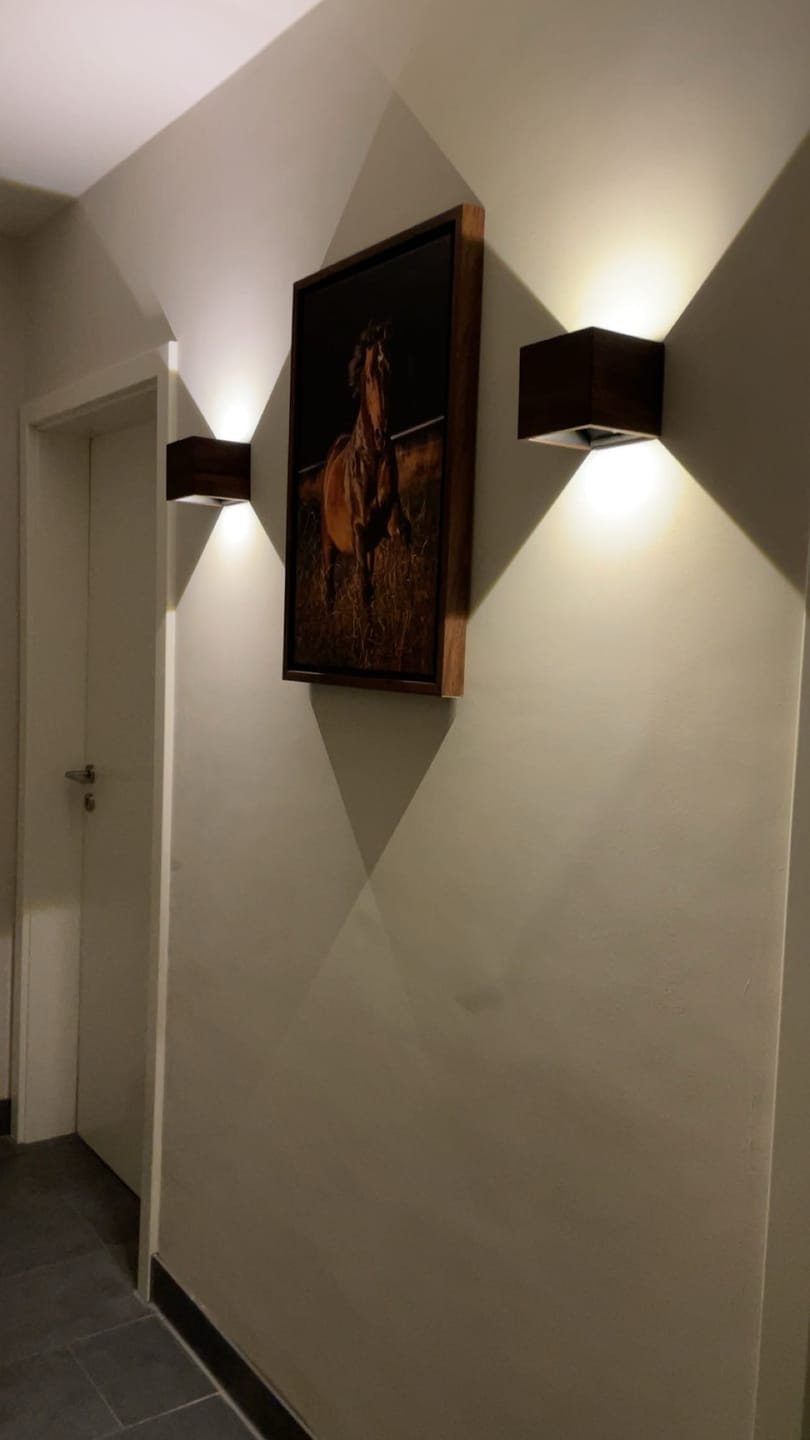 Customer photo review of Moderne Wandleuchte EMMA aus Eichenholz mit warmweißem Licht