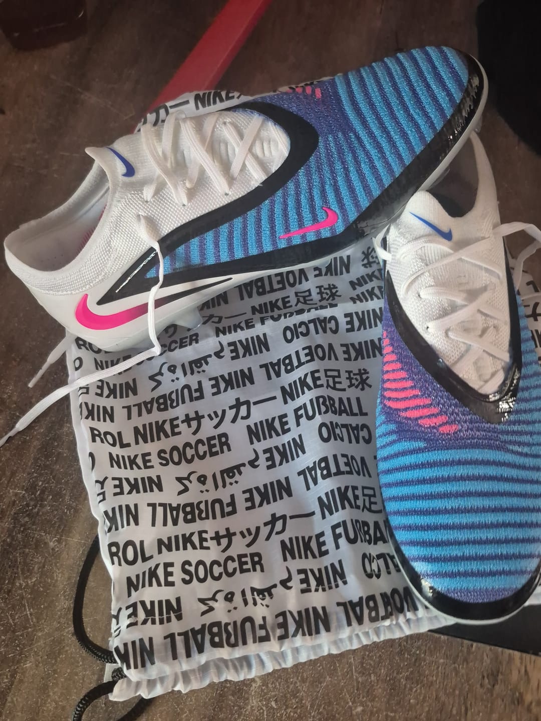 Customer photo review of Nike Phantom 6 Elite Low Cut FG Attack Pack - Bleu/Blanc/Noir/Rose