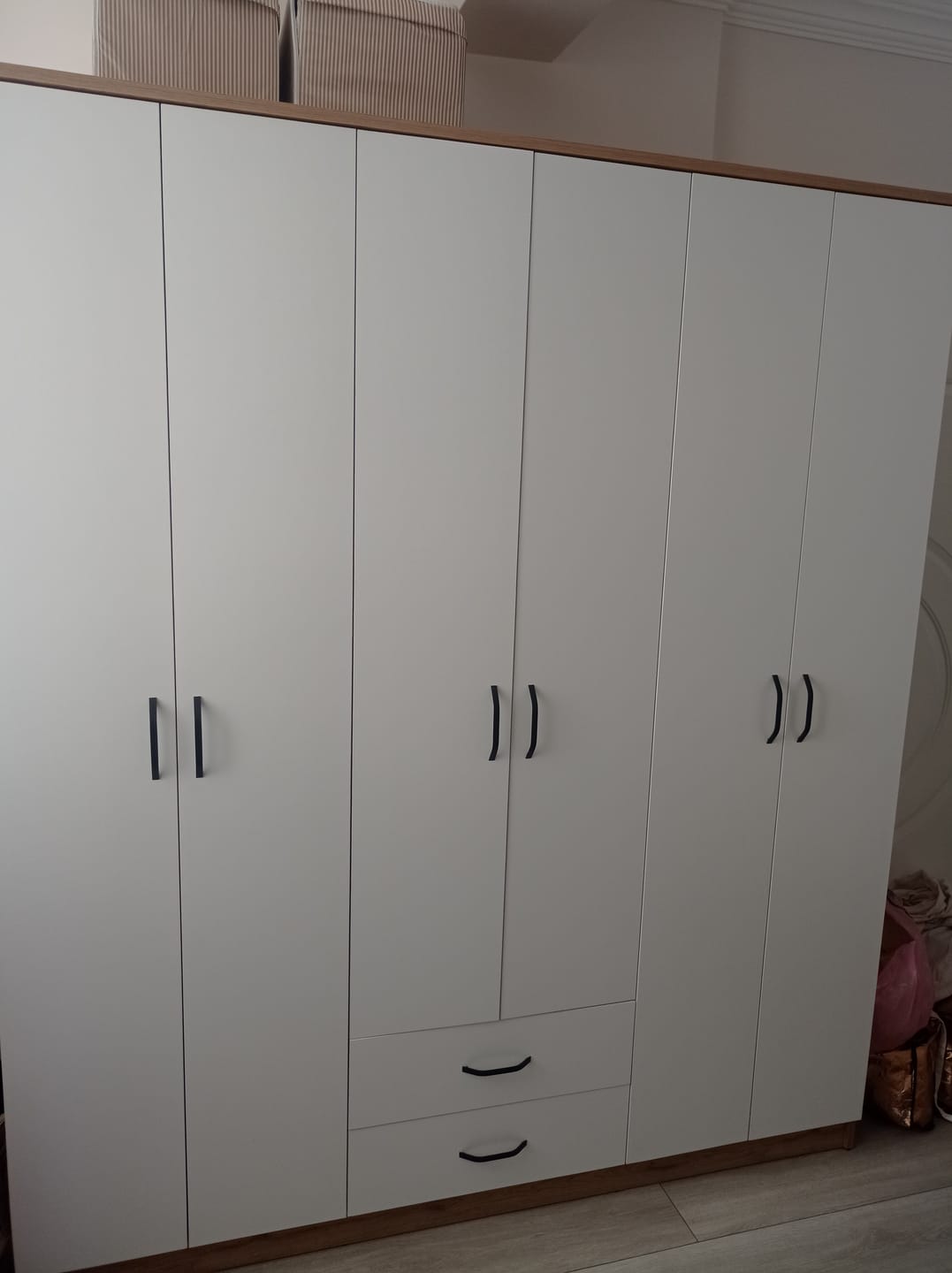 Customer photo review of Rani BA113 Geniş Gardırop Elbise Dolabı 6 Kapaklı 2 Çekmeceli 5 Raflı 3 Askılı Sepet Ceviz - Beyaz
