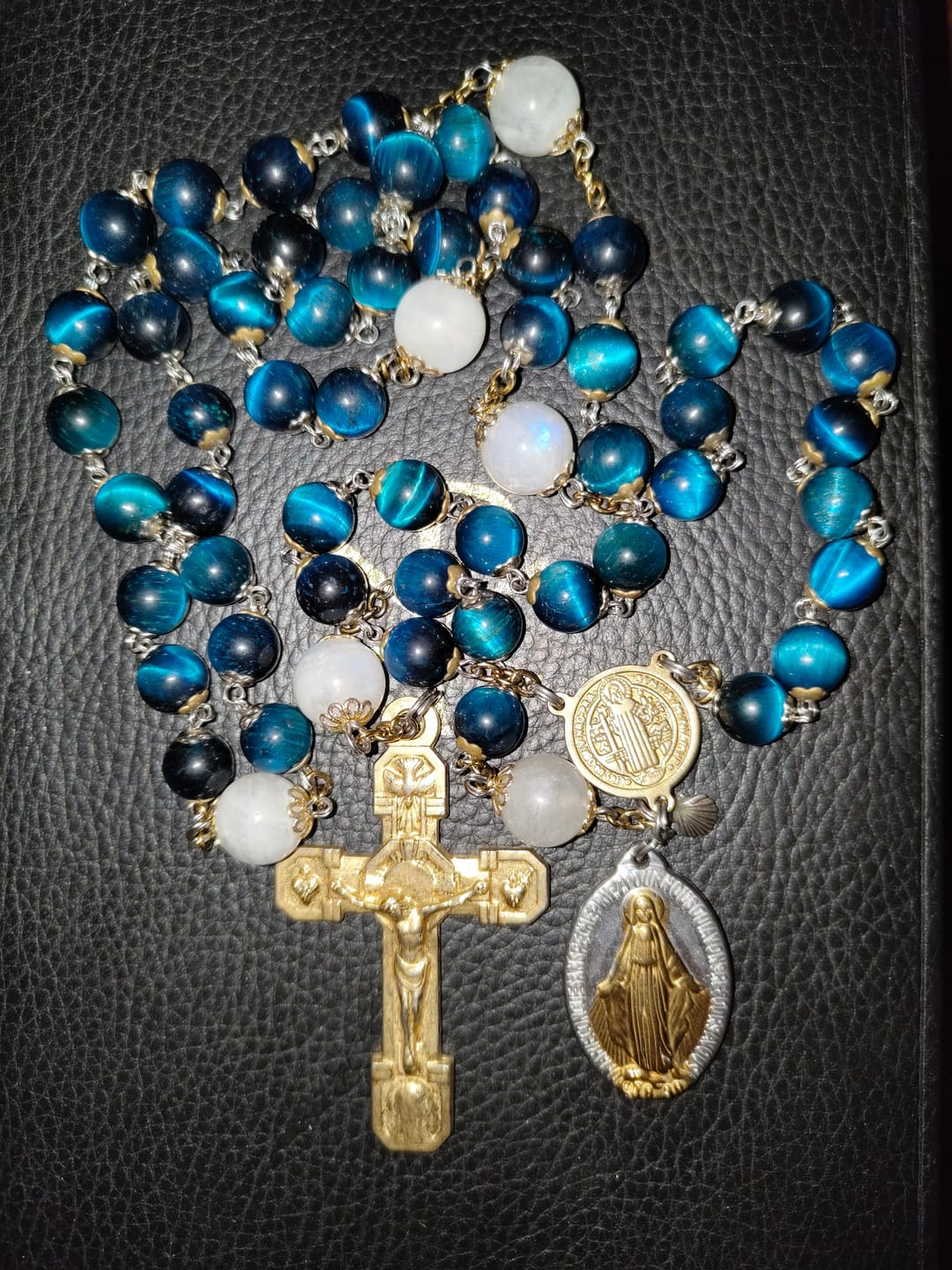 Customer photo review of CHAPELET EN ŒIL DE TIGRE BLEU AZUR ET GRENAT TRANSLUCIDE L'ACORDIS