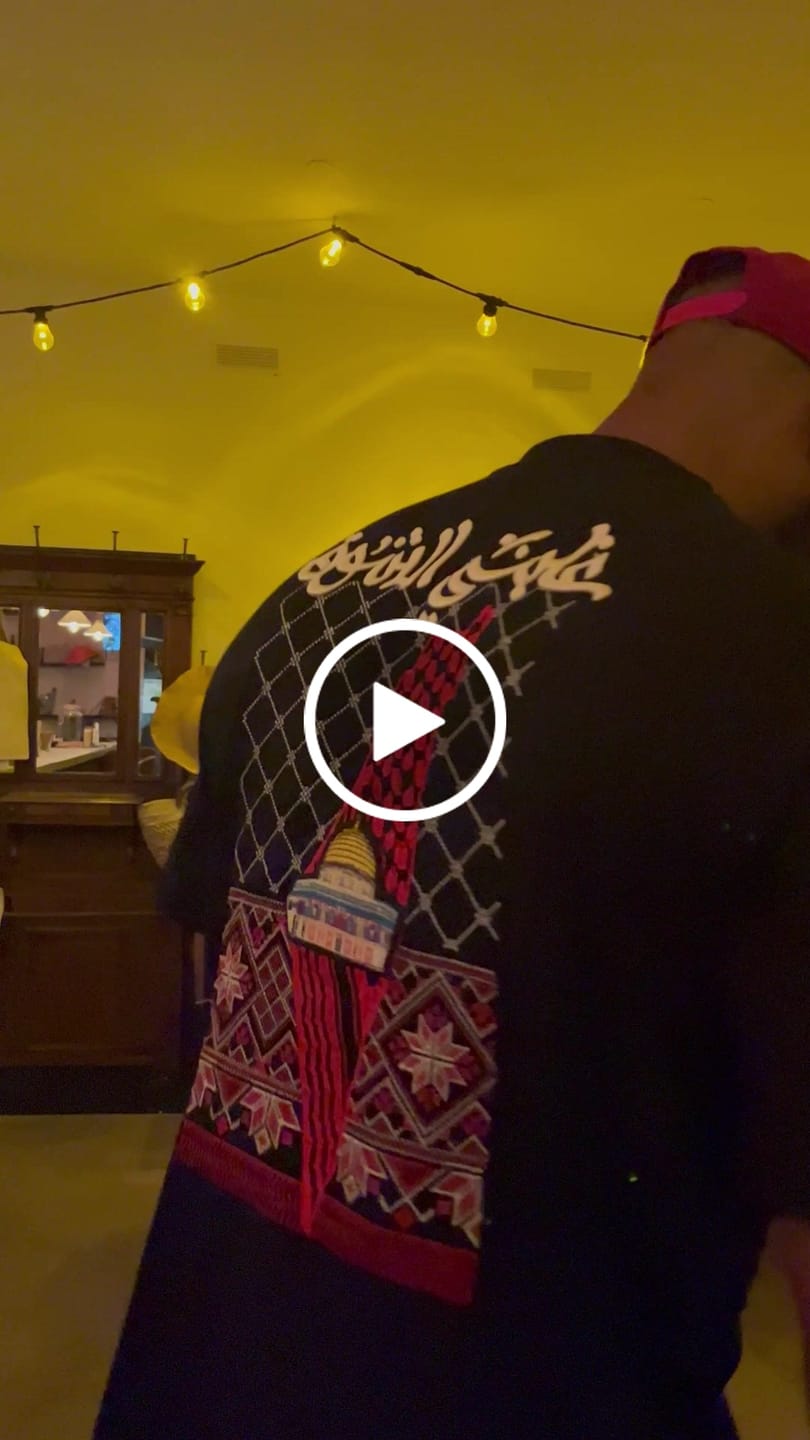 Customer video review of Ghalabany Al-ShawQ - غَلبَني الشَوق T-shirt (Unisex)