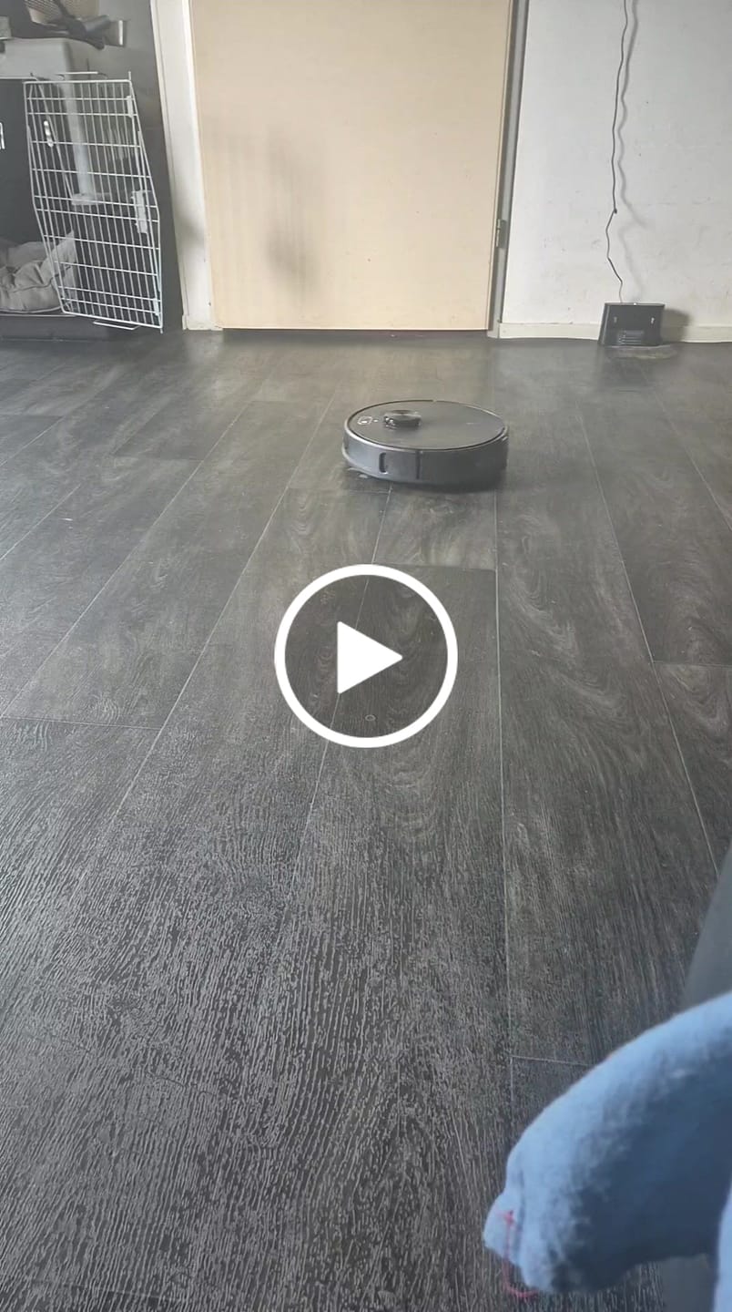 Customer video review of Robotstofzuiger V8 Pro – Volautomatische reiniging met dweilfunctie, slimme navigatie en app-bediening voor moeiteloze schoonmaak