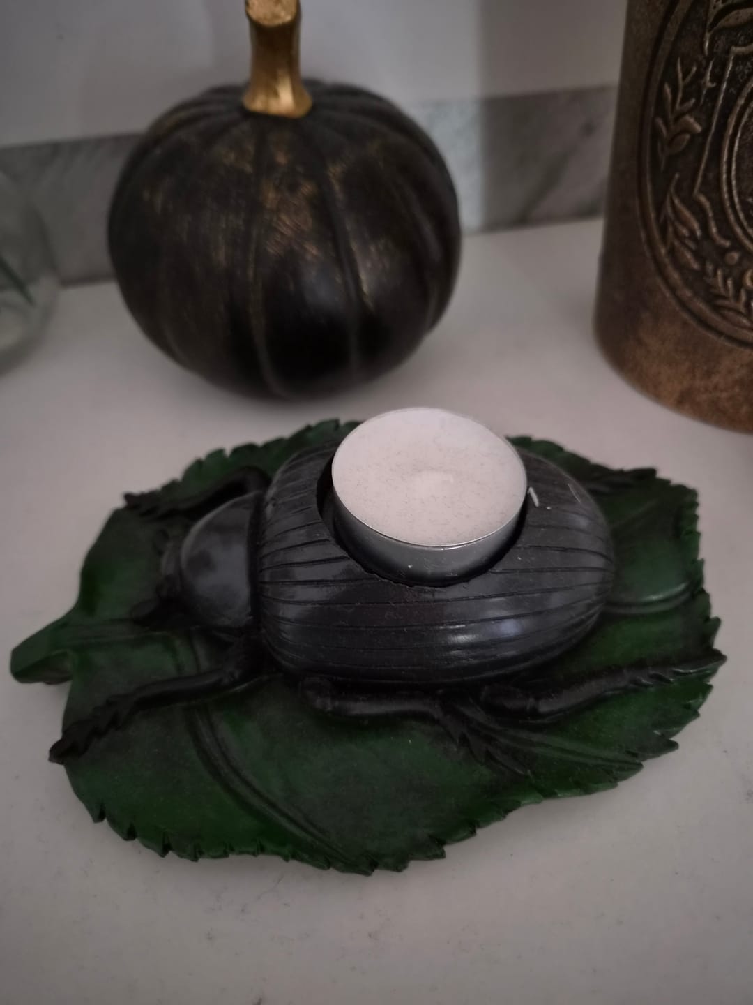 Customer photo review of Schwarzer Käfer-Teelichthalter auf Blatt – Gothic Deko für Kerzenlicht