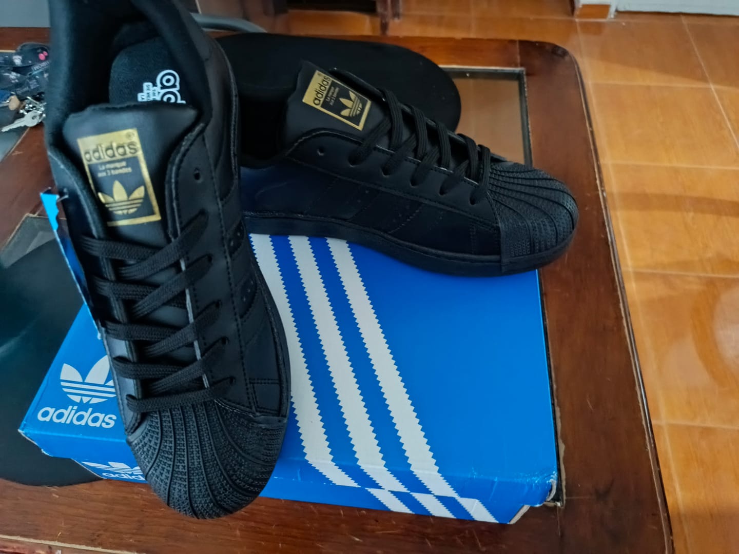 Customer photo review of Tenis Concha Negro Oro