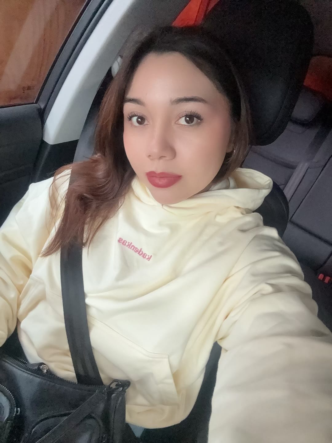 Customer photo review of POLERÓN HOODIE MANTEQUILLA - OVERSIZE CON GORRO LOGO Y ESPALDA BORDADO