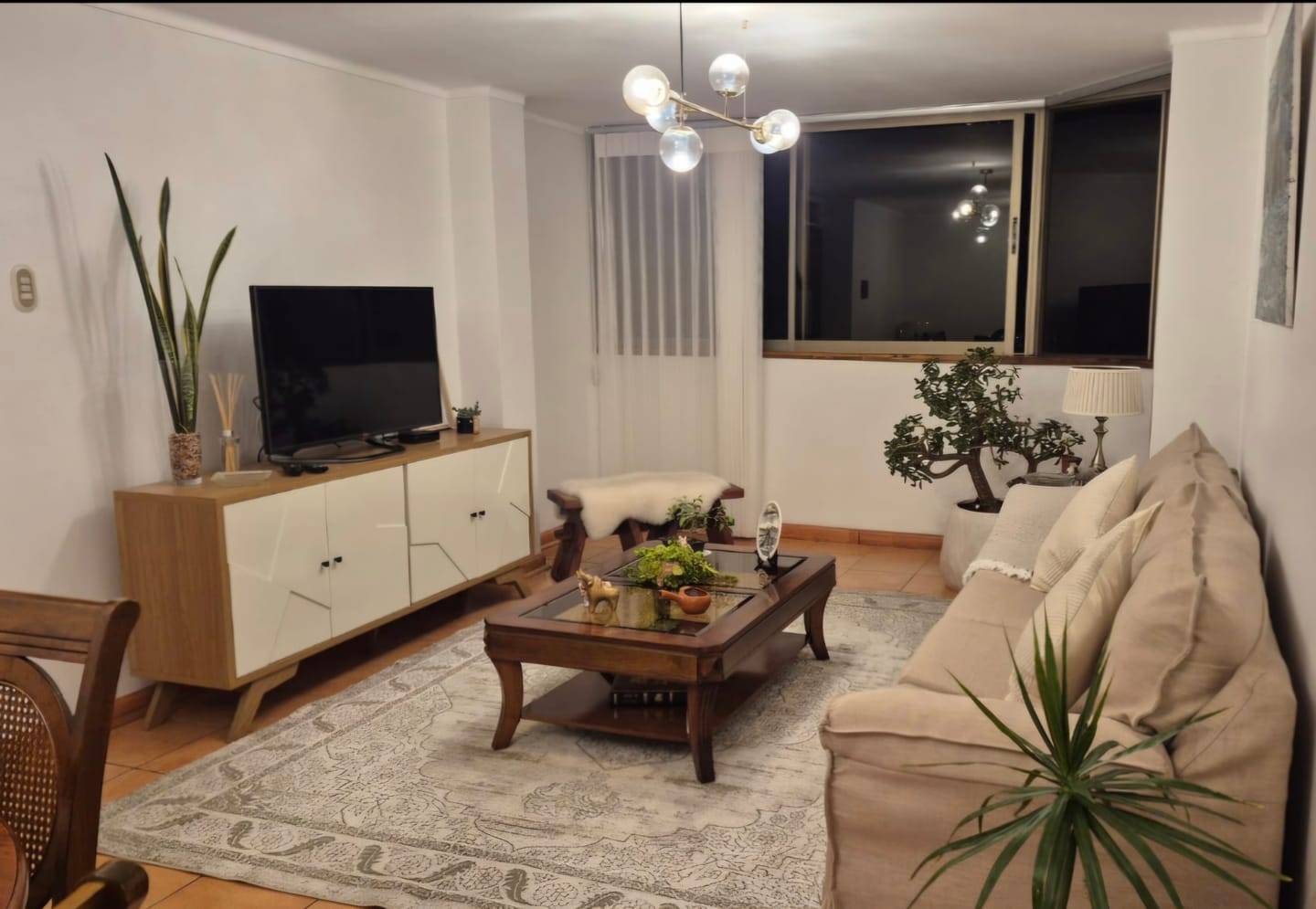 Customer photo review of Rack Santos 4 Puertas Canela-Blanco (TV 75")