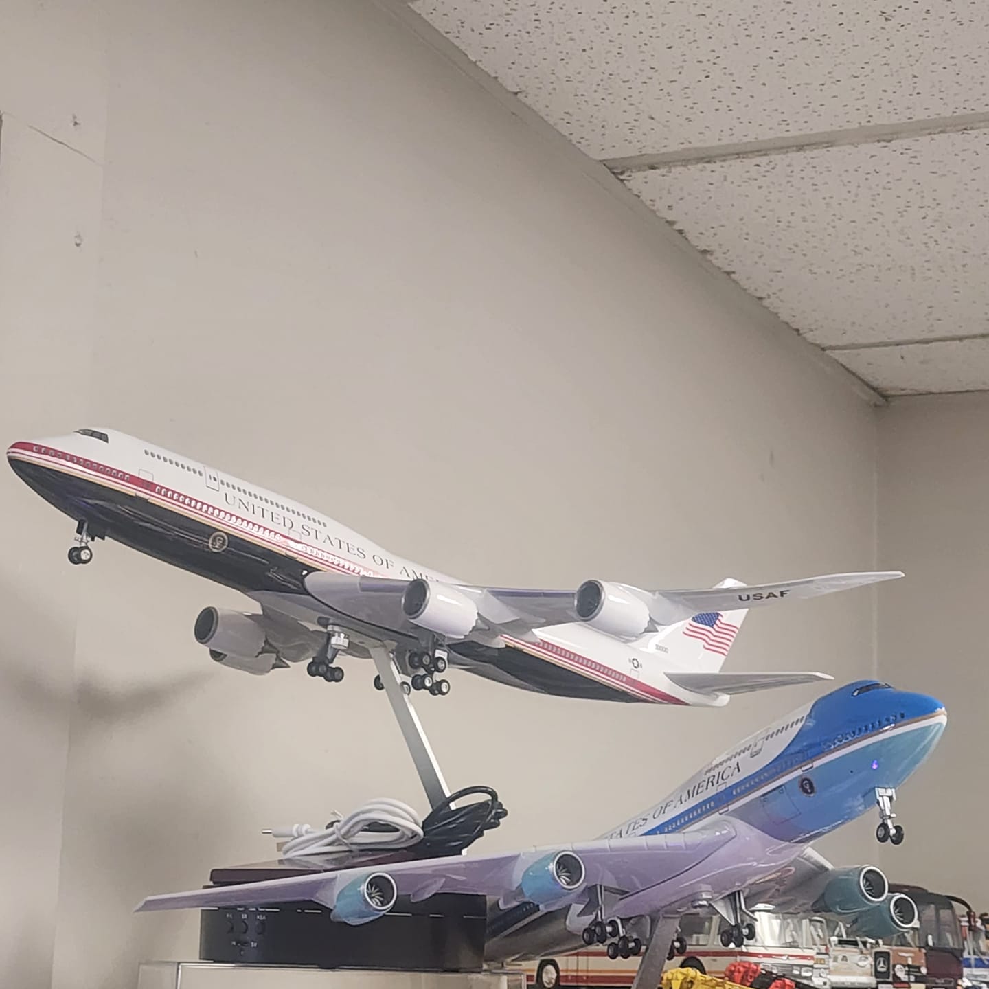 Customer photo review of Air Force One Boeing 747-8 (VC-25B) 1:150 Scale Model Airplane – New Presidential Livery (47cm / 18.5")