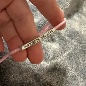 Customer photo review of Pulsera «Que los días difíciles no te ganen»