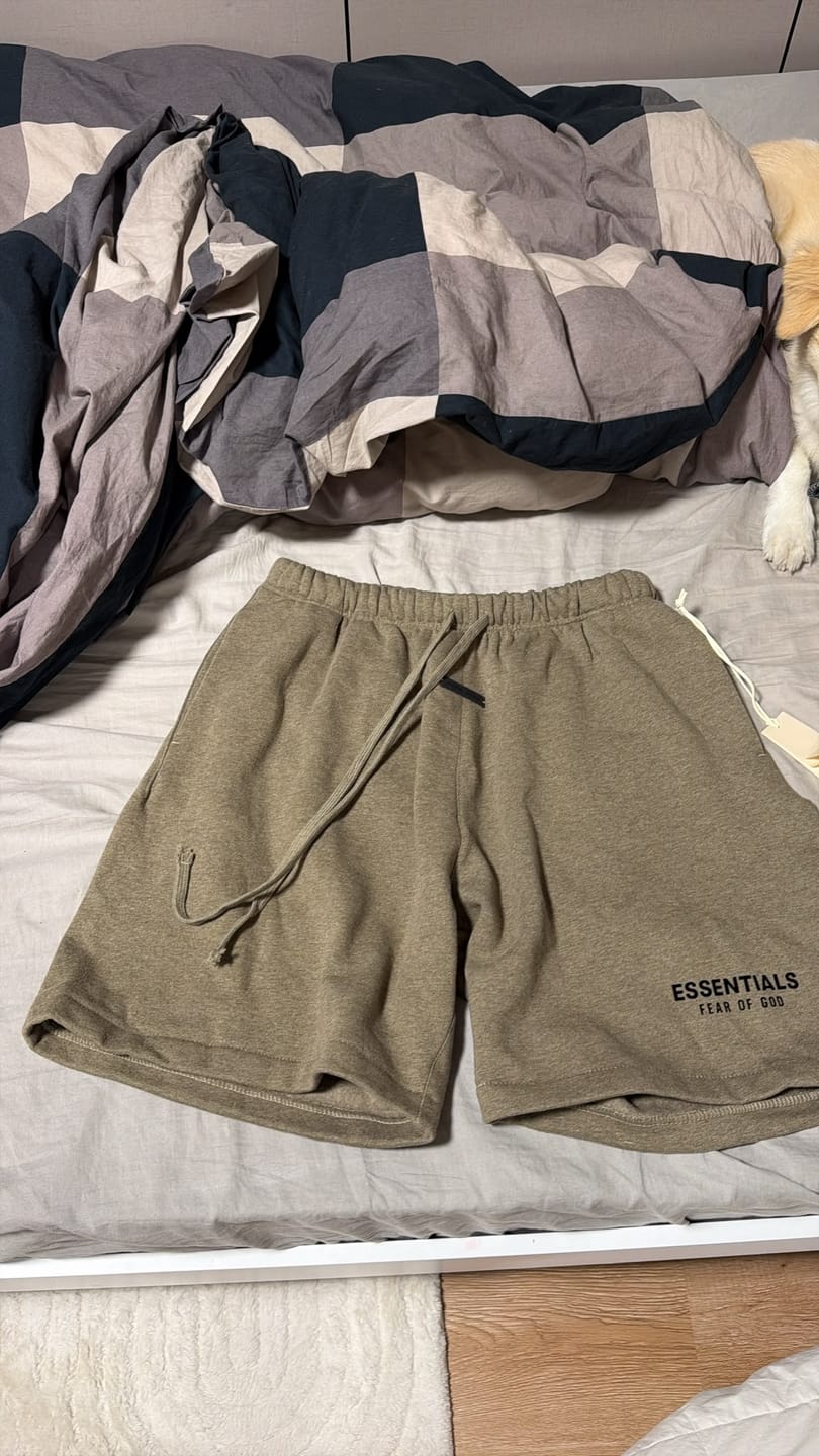 Customer photo review of ESSENTIALS | מכנס קצר אפור כהה