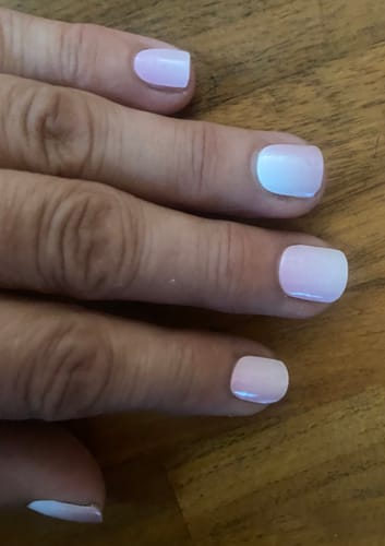 Kundenfoto der UV Gel Blush Radiance Nagelfolien auf einer Hand, zeigen ein dezentes und natürliches Ombré-Design.