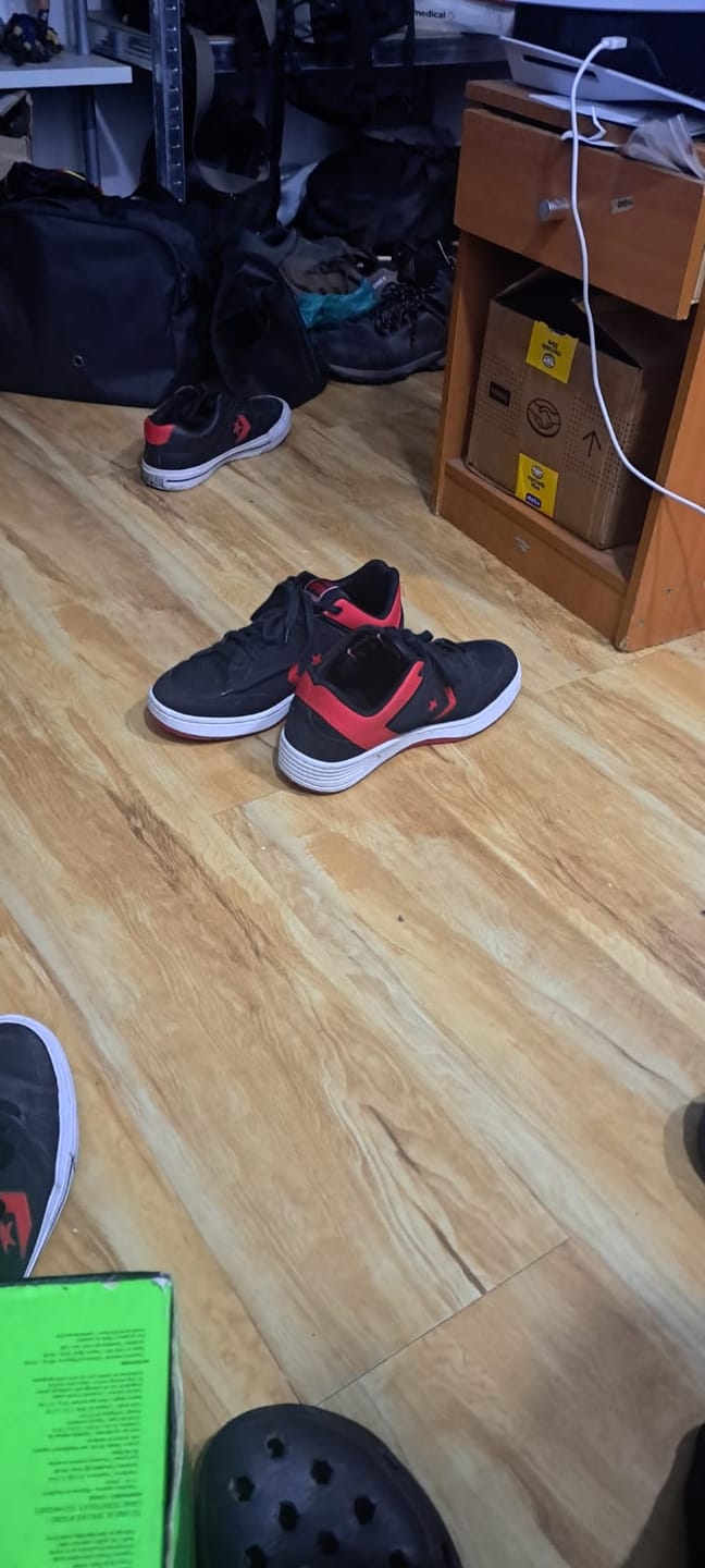 Customer photo review of Zapatilla Converse Weapon Hombre Negro Rojo
