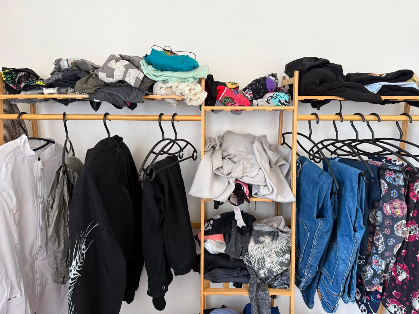 Customer photo review of Perchero Organizador De Madera Colgador Ropa Grande De Bambú