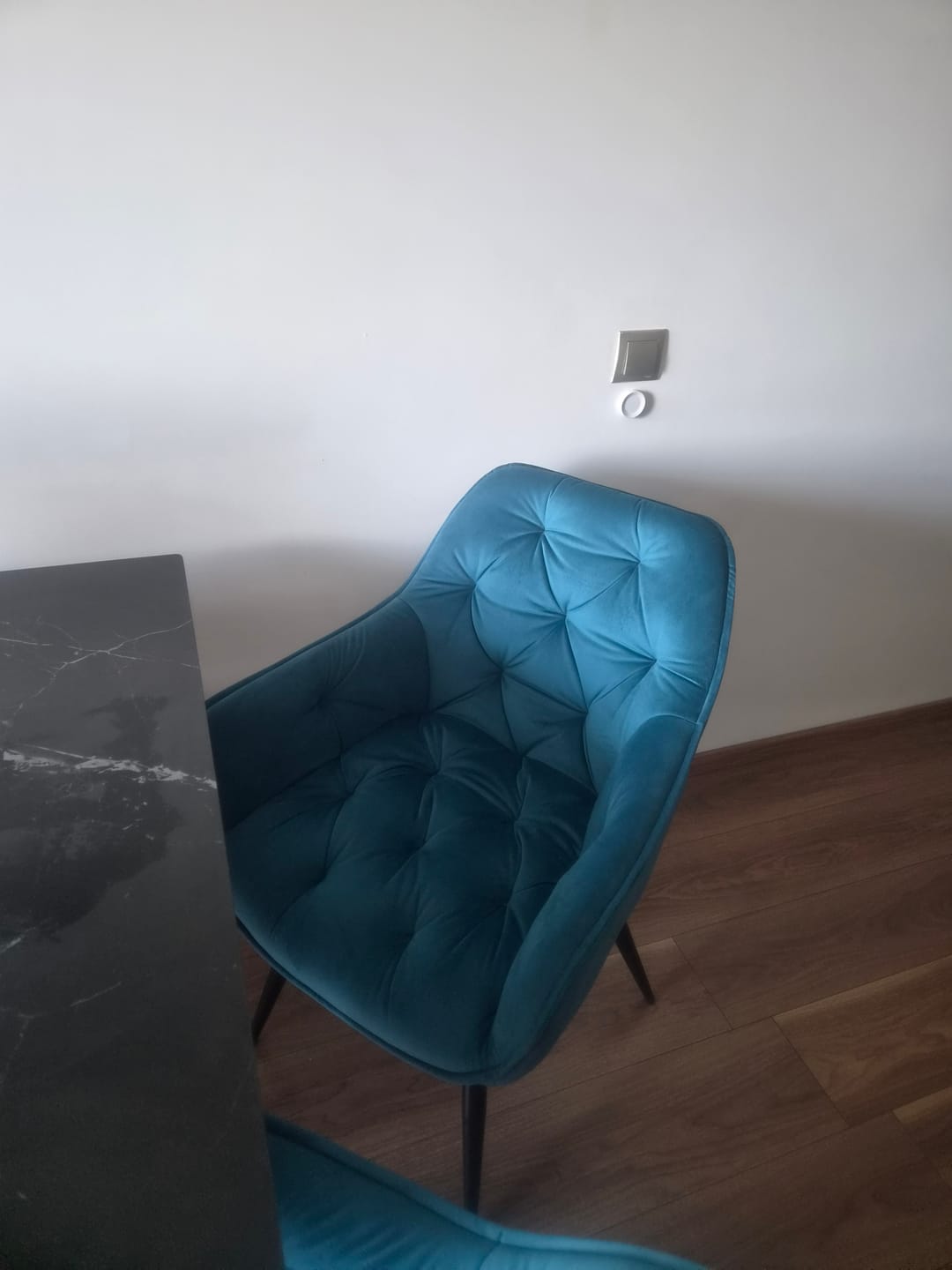Customer photo review of Scaun tapitat modern CHERRY, turcoaz/negru, stofa catifelata/metal, 57x58x87 cm