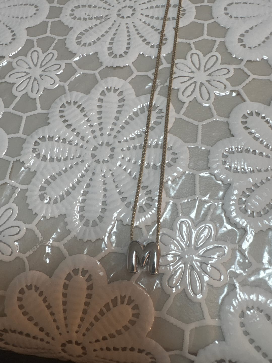 Customer photo review of Collar Plateado Mini Inicial Bubble