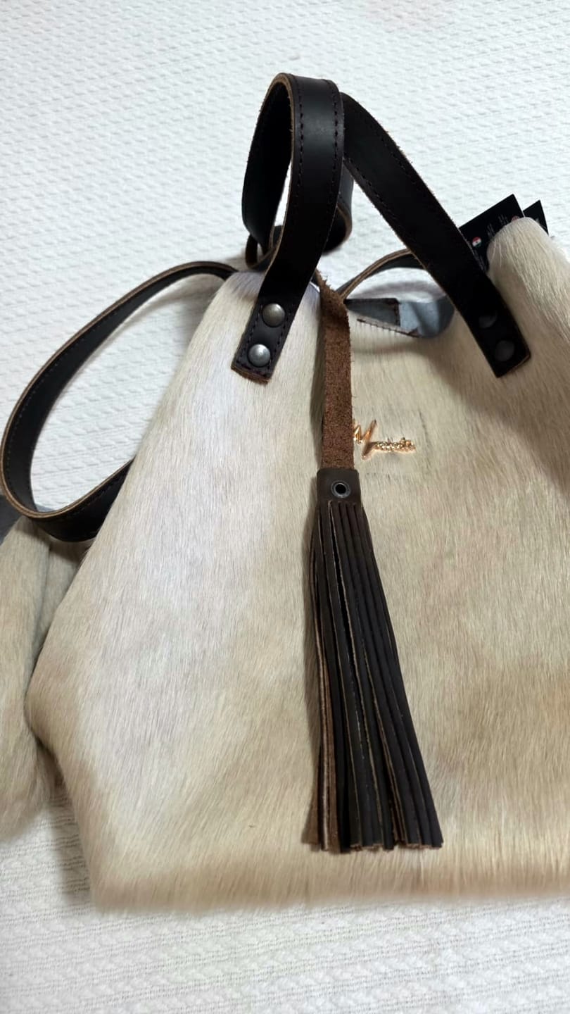 Customer photo review of Tote Cuero Praga Plus Pelo Res Camel!!