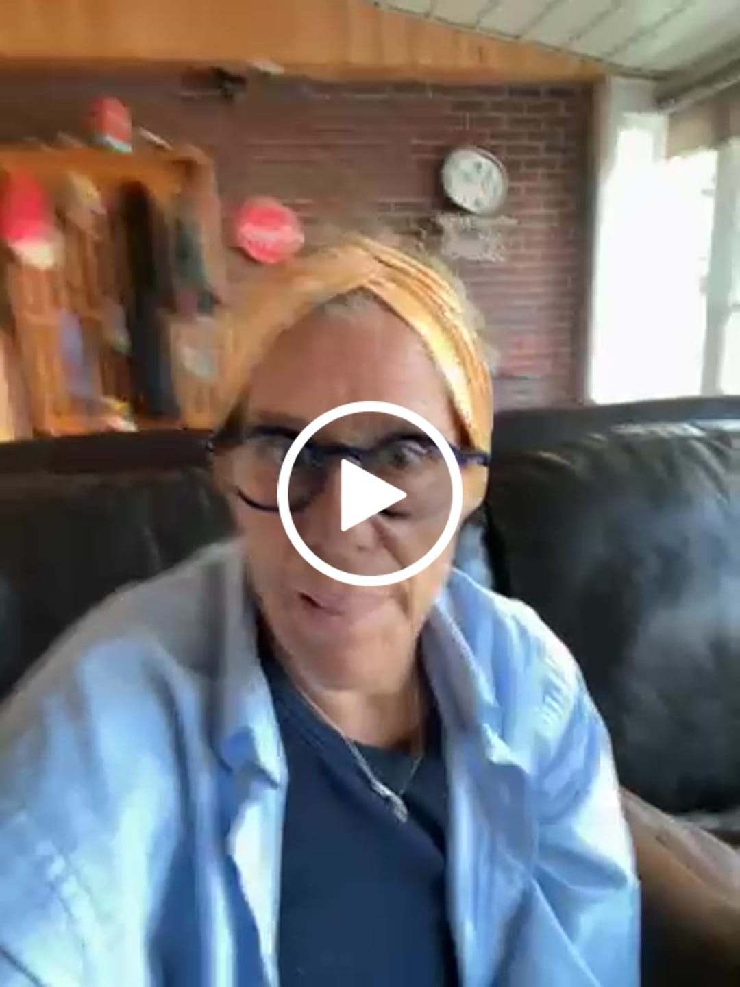 Customer video review of Daisy Peace Sign Headband