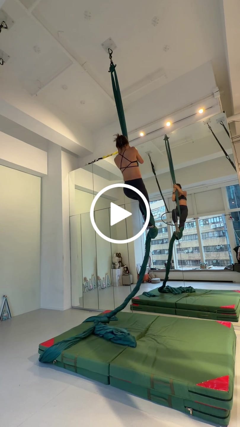 Customer video review of The Bold Cross Back Sports Bra Leggings 2-Piece Set