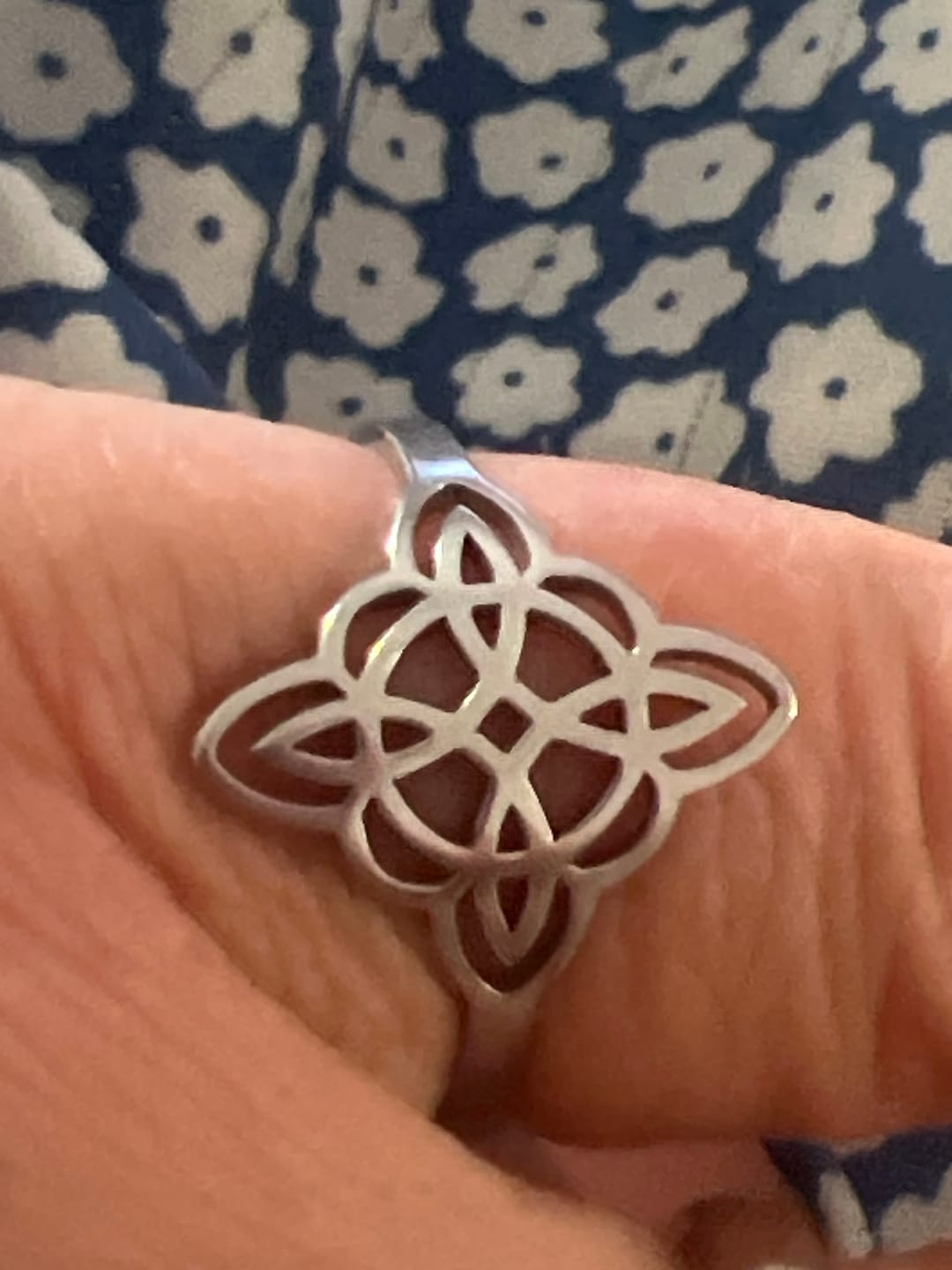 Customer photo review of Bague Ajustable "Protection Éternelle" - Noeud de Sorcière