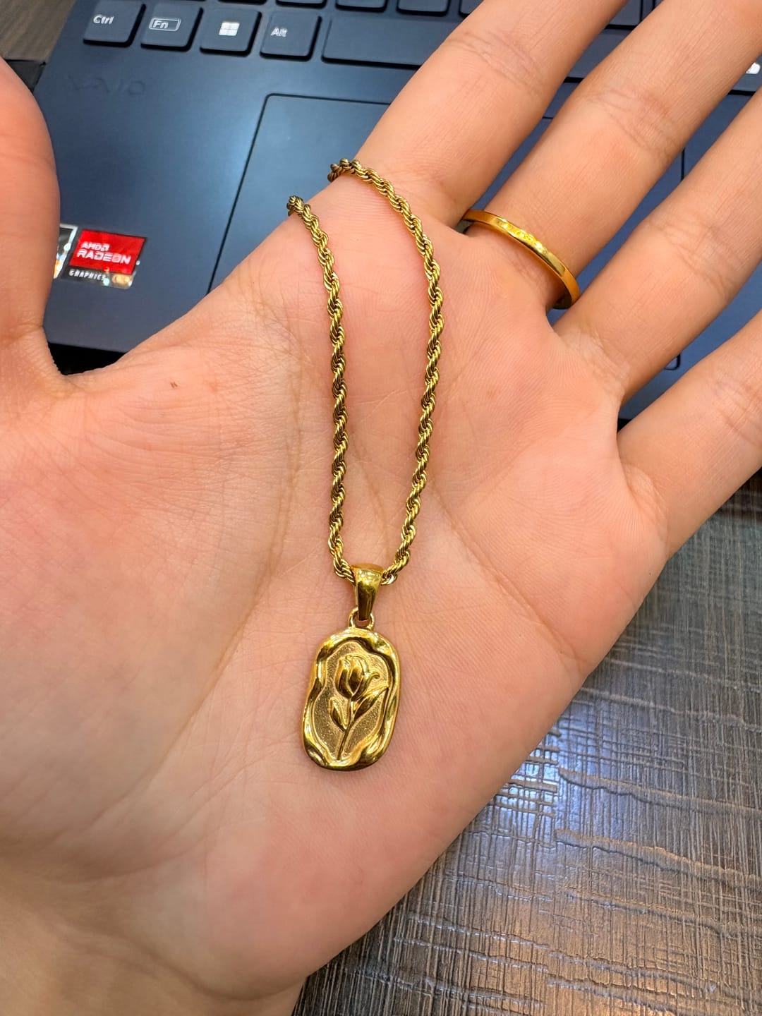 Customer photo review of Colar de Rede Baiana com Pingente de Rosa Banhado em Ouro 18k