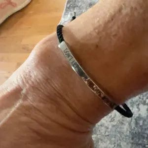 Customer photo review of Pulsera «Que los días difíciles no te ganen»