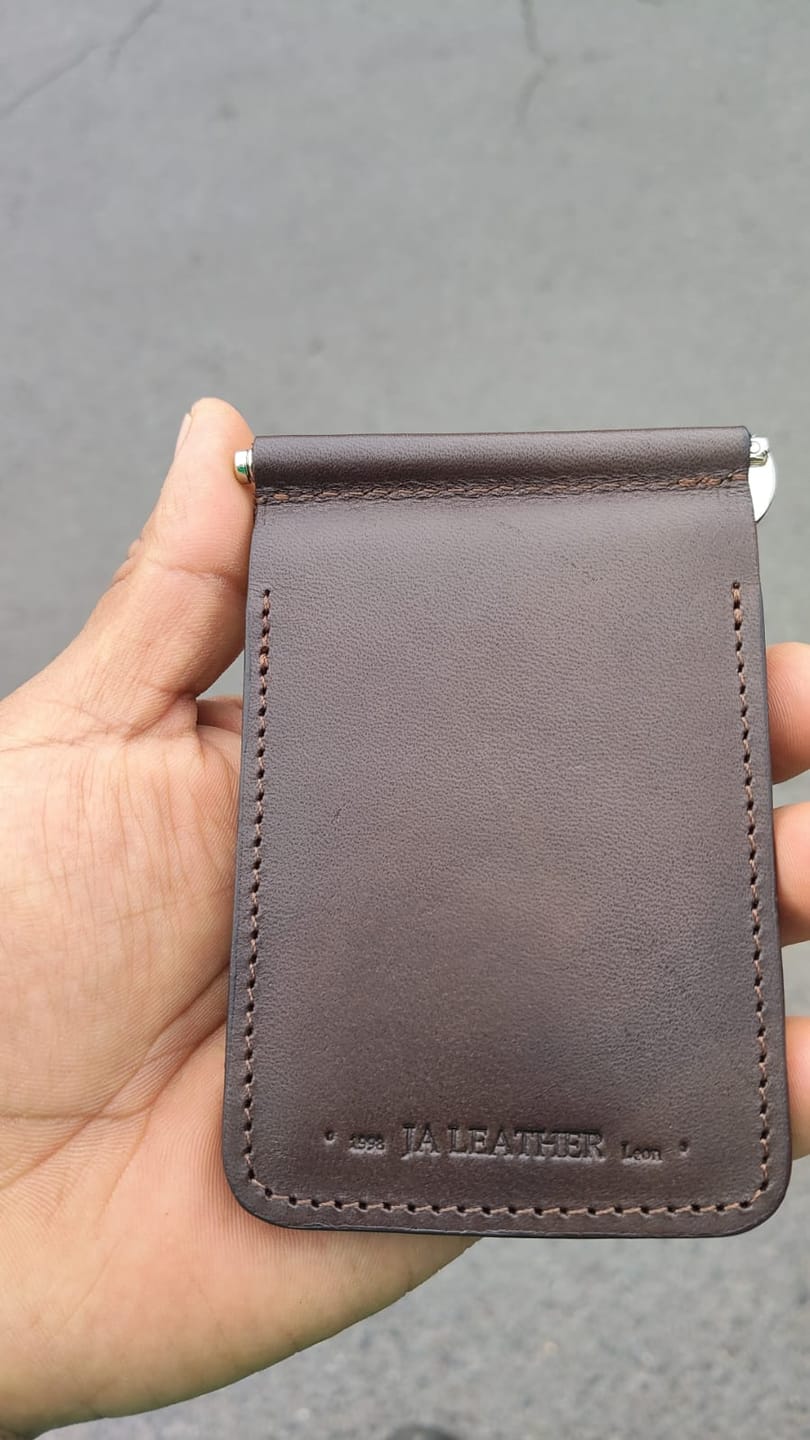 Customer photo review of Billetera clip de piel de cocodrilo para hombre César café