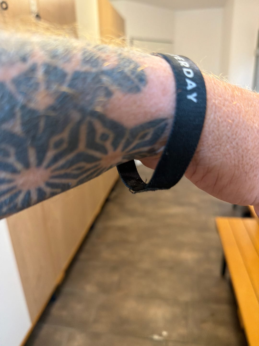 Customer photo review of Stronger Than Yesterday - Elastisches Armband