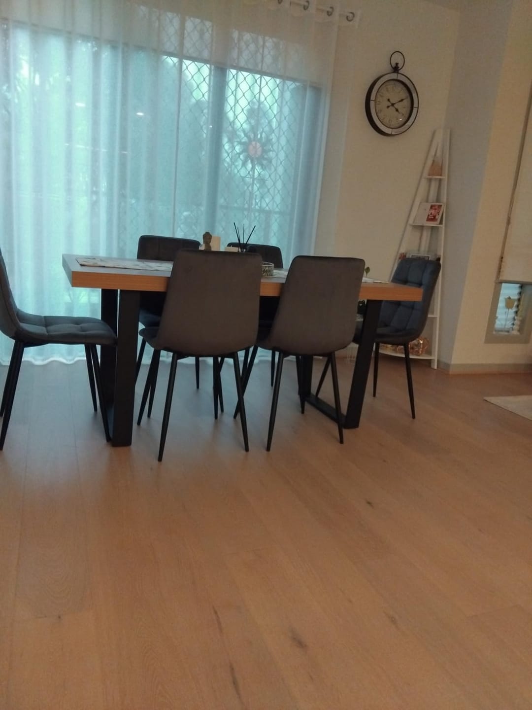 Customer photo review of 4x Dining Chairs Kitchen Velvet Grey