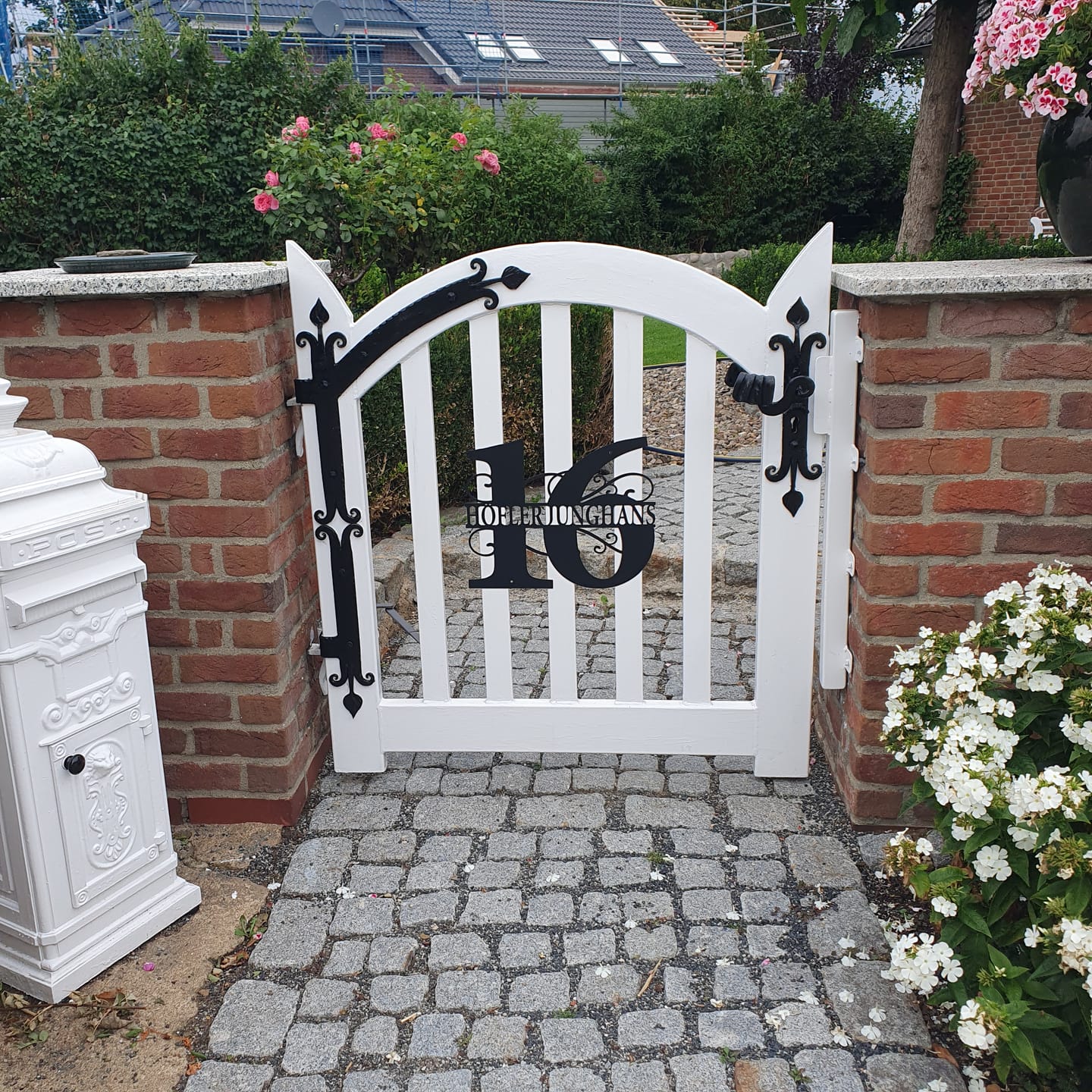 Customer photo review of Hausnummer-Türschild Ornamental Style mit Familiennamen (personalisierbar)