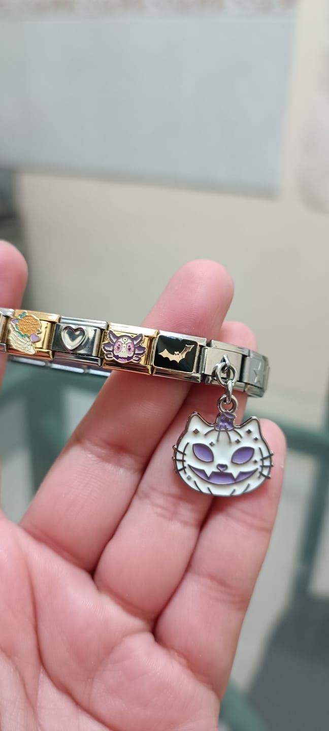 Customer photo review of Charm Mano con Cempasúchil