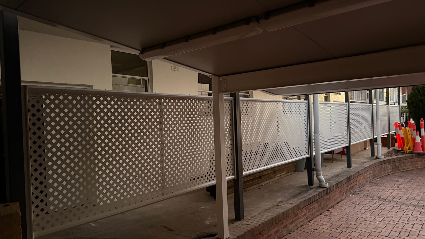 Customer photo review of Freestanding Feature Screen Kits
