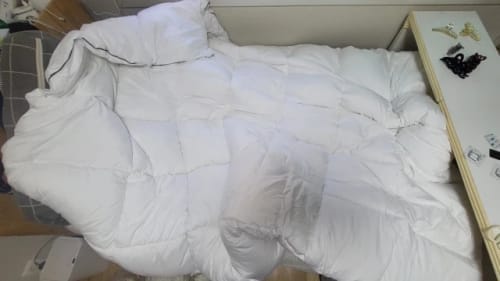 Customer photo review of Hotel Style Comforter – Lightweight Fluffy Winter Quilt