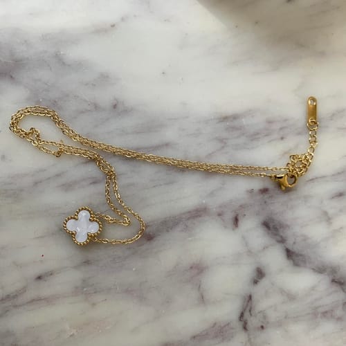 Customer photo review of Vintage Alhambra Mother Of Pearl Clover Pendant Necklace