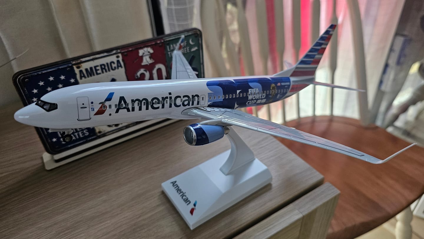 Customer photo review of American Airlines Boeing 737-800 "FIFA World Cup 2026" – 30 cm / 11.8 in – Voice-Activated LED Lights