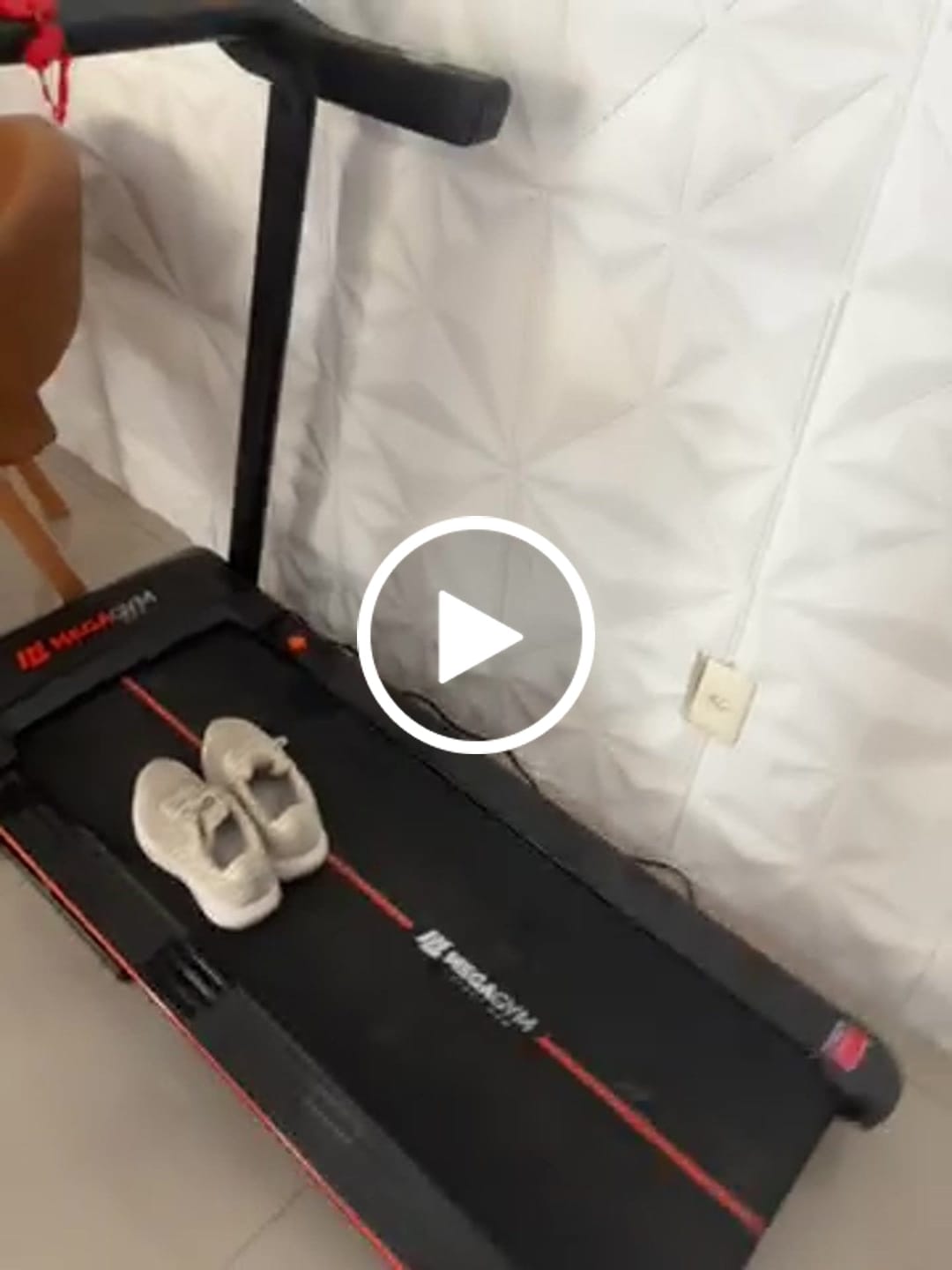 Customer video review of Esteira Ergométrica Elétrica Smart Pace 14km/h | Motor 2.5 HP | Bluetooth |Suporta até 120kg