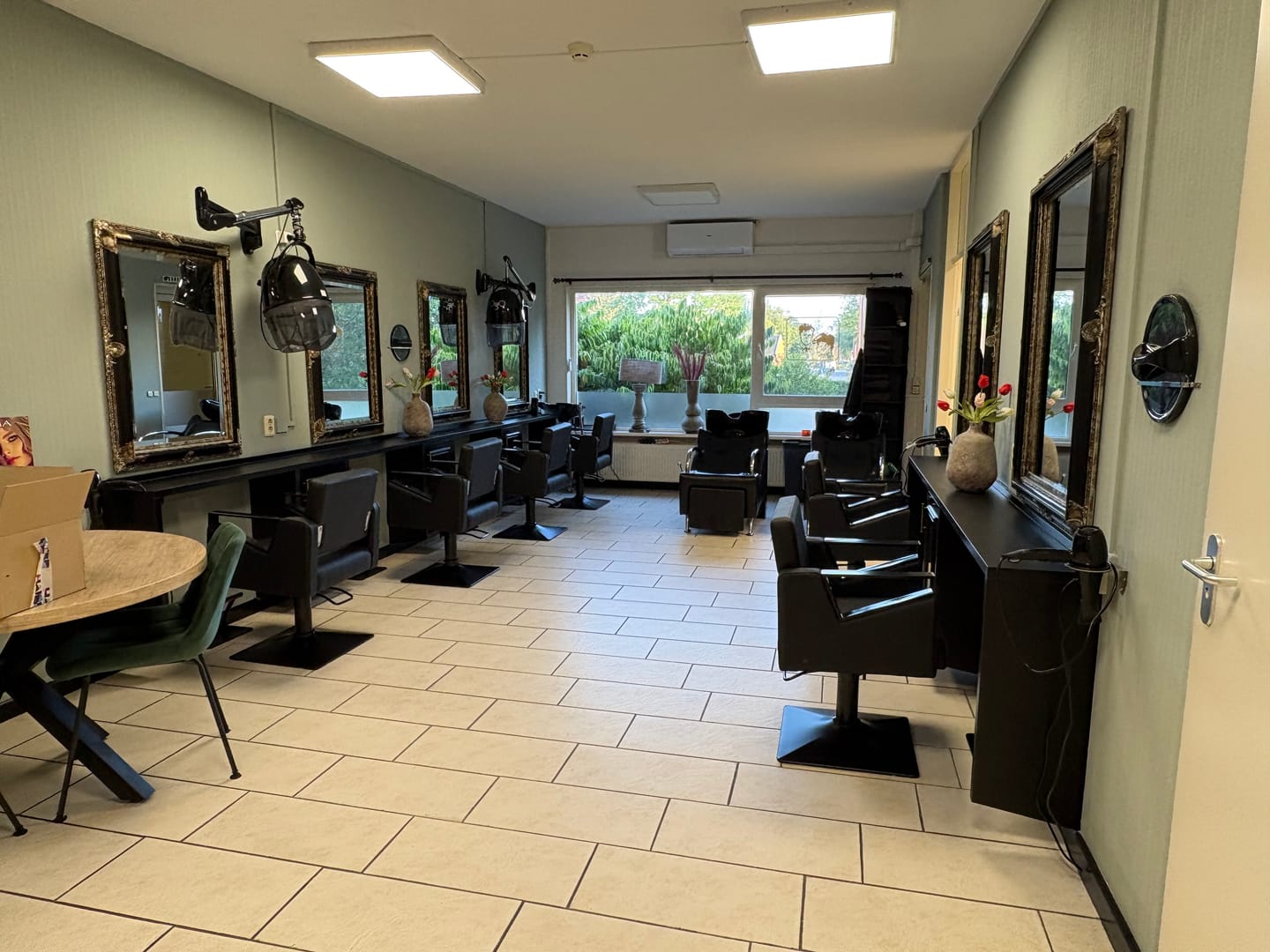 Customer photo review of Hairdressing chair Hair System Duplex noir black