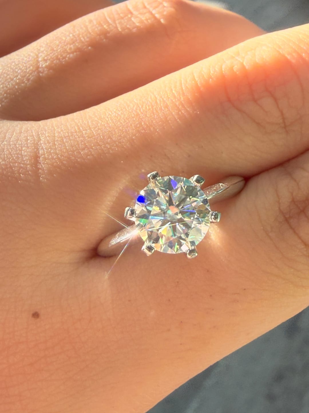 Customer photo review of Rodiffy Moissanite 2.0 Ct ～3.0Ct Round Cut 6 Prong White Gold Engagement Ring