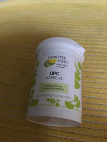 Customer's weiße Dose OPC Kapseln mit grünem Aufdruck auf einem gelben Hintergrund.