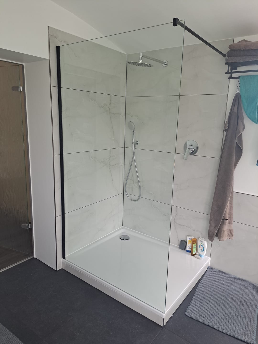 Customer photo review of SONNI Begehbare Dusche Duschabtrennung Duschwand 10mm Schwarz Duschabtrennung Duschkabine Nano ESG 80-140cm