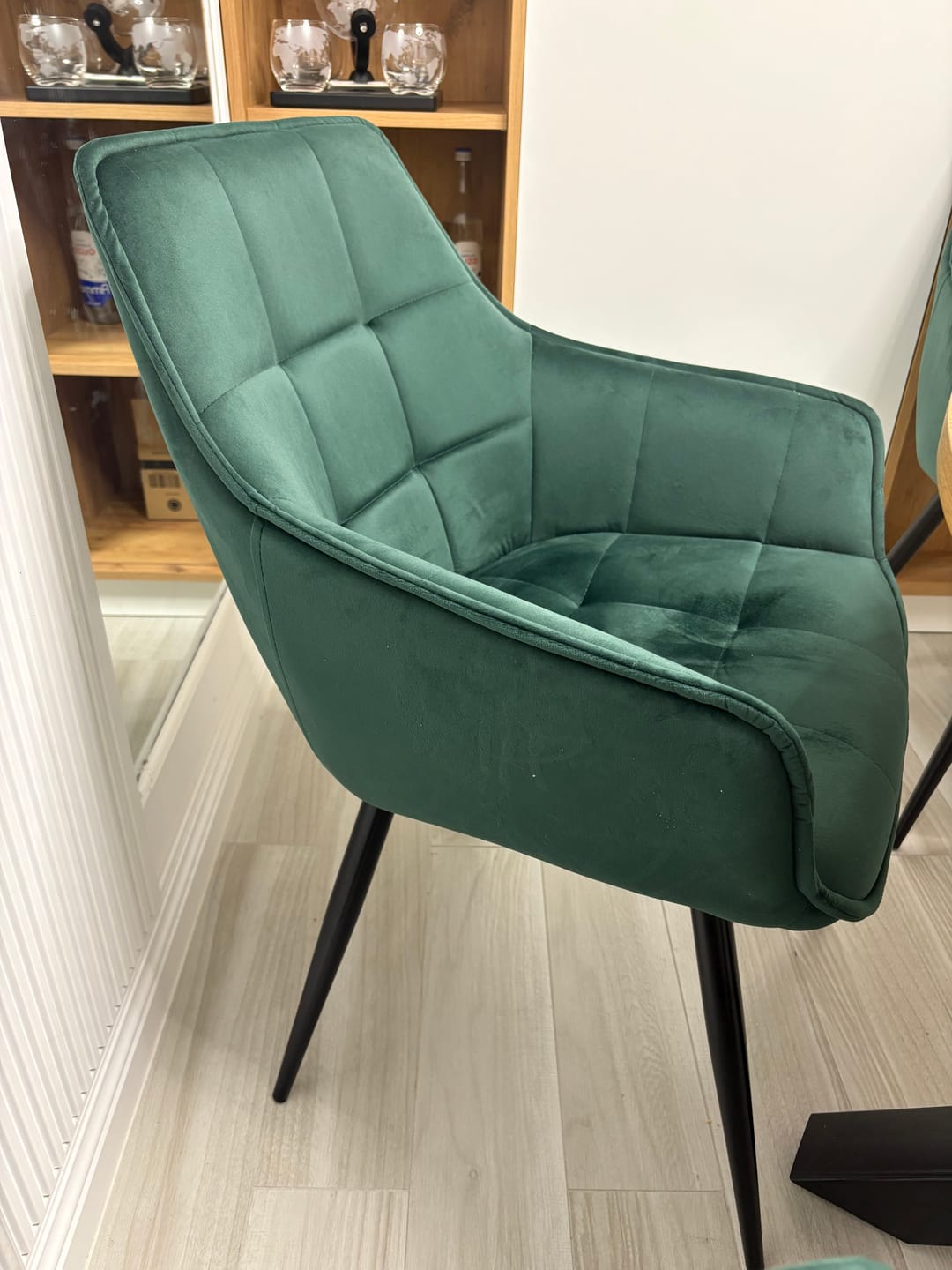 Customer photo review of Scaun tapitat stofa catifelata LILIA, verde/negru, 59x45x90 cm